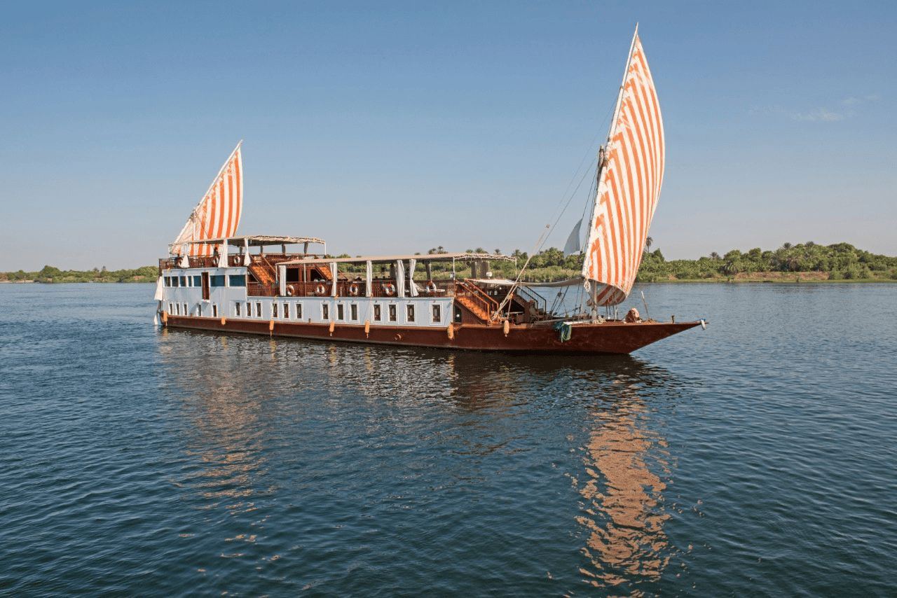 Une dahabeya aux voiles rayées sur le Nil