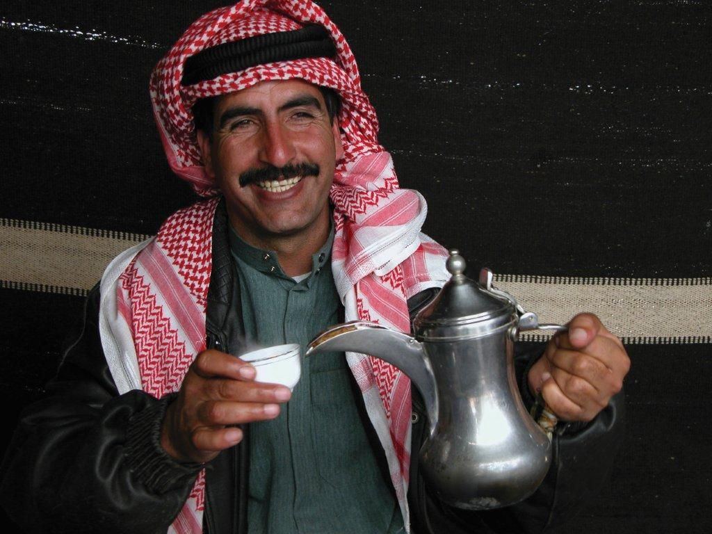 Accueil bédouin autour du café
